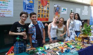 Fairtrade-Stand mit Quizstation beim Schulgartenfest 24.6.2016 (1)