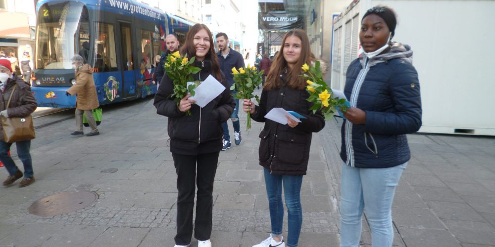 HBLW Landwiedstraße überreicht Fairtrade-Rosen auf der Linzer Landstraße