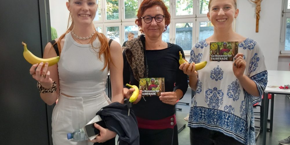 Bananenverteilaktion an der Modeschule Hallein